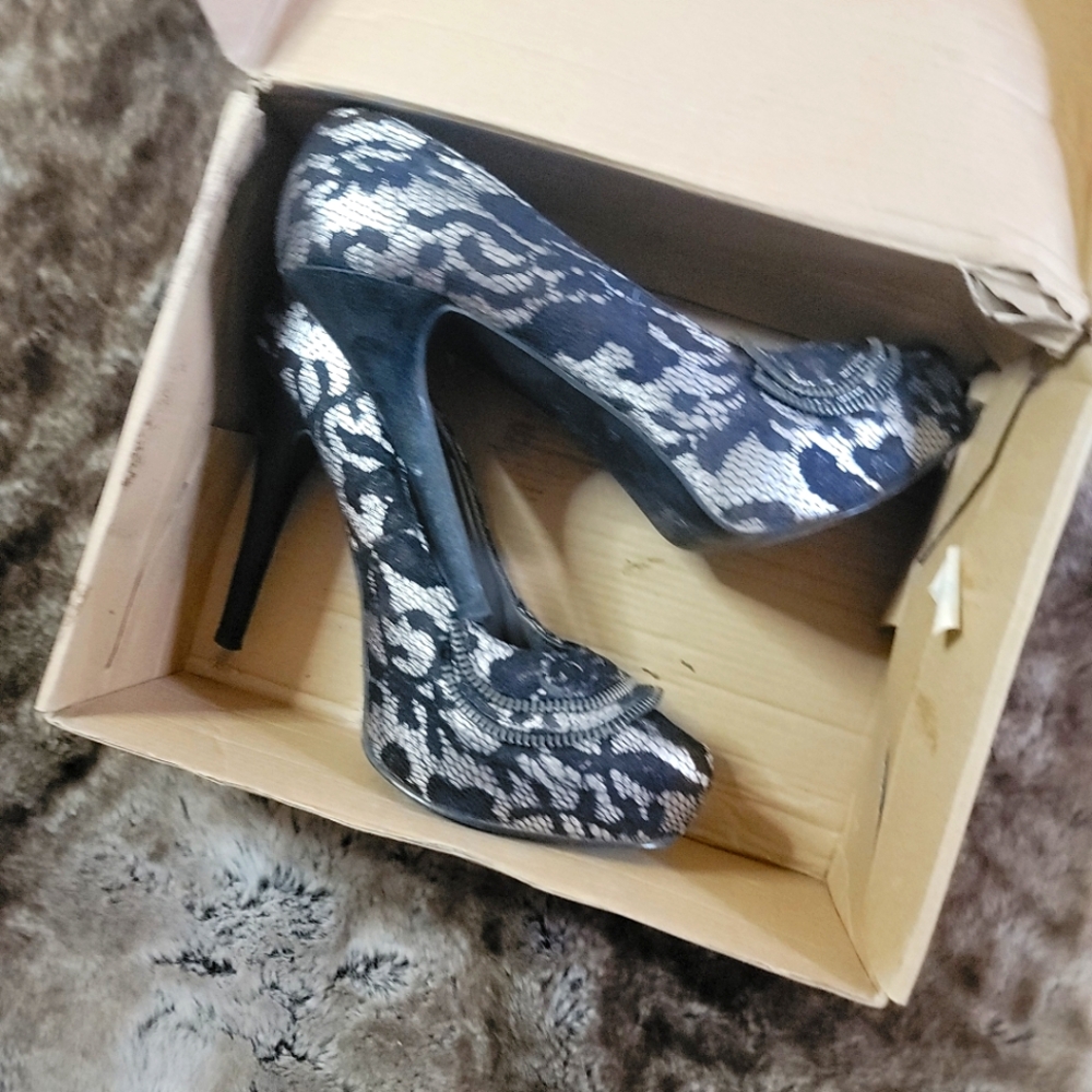 Buckle BKE Sole Pewter Stiletto high heels size 8.5